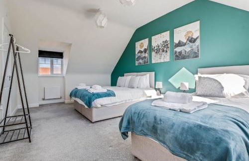 Beautiful and comfortable home away from home with free parking, fast wifi and white crisp hotel standard linen hosted by Our Home Short Stays - Photo 24