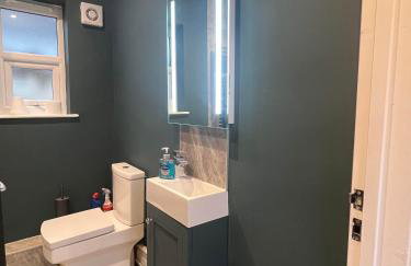 Stylish 2Bed Ground Floor Flat with Private Garden - Photo 16