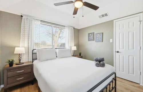 1BD 1BA Stylish Arlington Home w Backyard - Foto 16