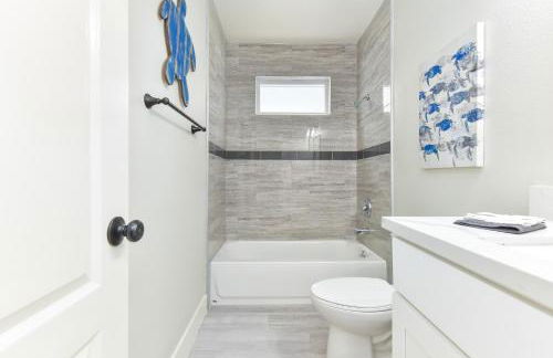 Sunset Island 3 Level Home on the Water sleeps 10 - Photo 41