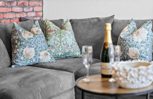 The Oak Sty - 2 Bed Countryside Cottage Escape in Durley with Hot Tub, Unique rural retreat, Private Parking, Sleeps 4 & Pet friendly - By Blue Puffin Stays - Photo 9