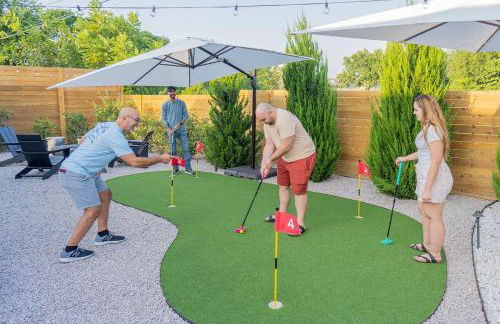 Modern 3BR Retreat with Fun Yard, Mini-Golf, Hot Tub & BBQ Dining Deck - Foto 11