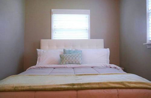 Spacious Pet Friendly Home - Photo 11