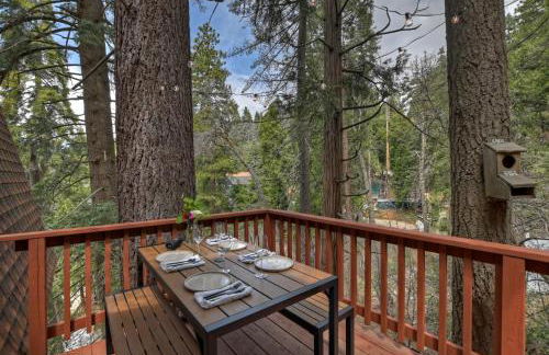 Pet & Kid Friendly Cozy Cabin, BBQ, Firepit, Outdoor Dining, Forest Views - Photo 4