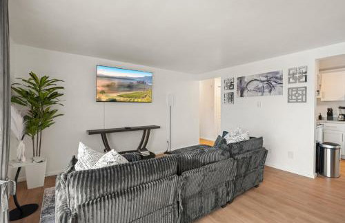 Gray Oasis 1 Bed Apartment in Fremont - Photo 9