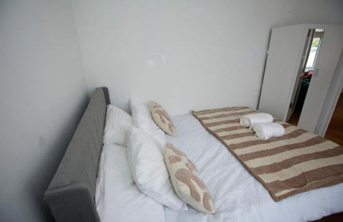 PrimeLuxe Stays - Modern 1BR Apartment with Private Garden Sleeps 4 Near ExCeL and London City Airport - Photo 1