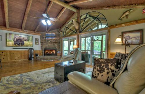 Bear Naked Hideaway - Relax in the hot tub with sounds from the nearby creek - Foto 7