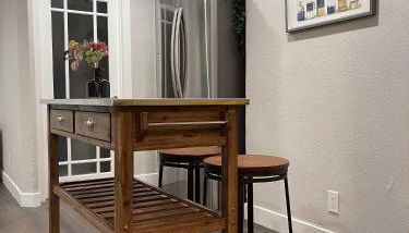 Airy Modern 2BR/2BA - Parking + Laundry + Sleep 6 - Foto 5