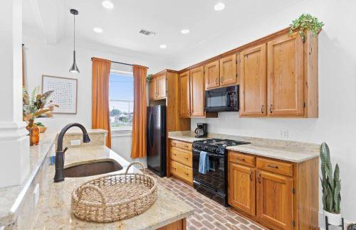 Chic 2BR retreat near French Quarter - Photo 3