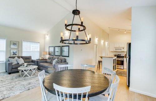 Steps to Beach! Airy Coastal Escape with Deck - Foto 6