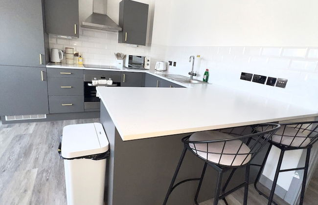 City Centre 1-bed Apartment in Preston With Sky - Photo 2