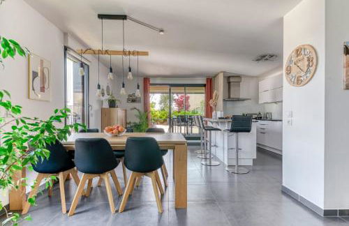 GuestReady - Chic Stay with Jacuzzi and Parking - Photo 21