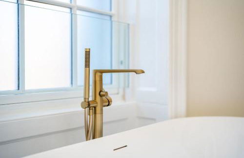 Dragon Suites Luxury Apartments at Rutland Square - Photo 71