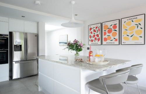 Luxury Family Home in Central Windsor with Large Garden, Games Room, Office, Parking & Pet-Friendly - Photo 6