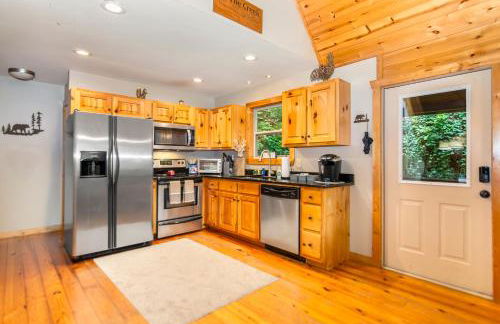 Amazing Creek View Cabin w/ Hot Tub, Firepit & Pool Table - Foto 35