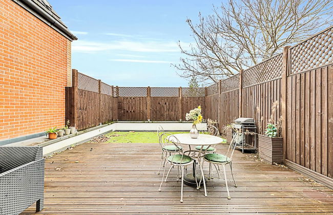 Newly Furnished and Bright Home - Foto 22