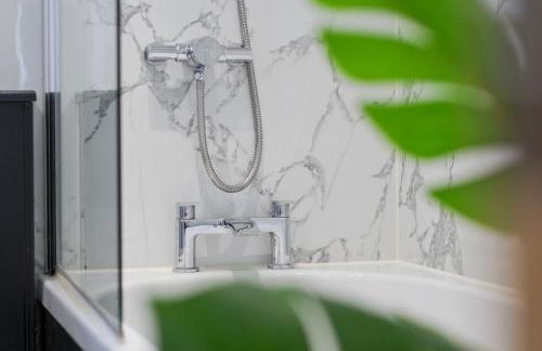 Adgestone Villa - A Luxurious Countryside Escape with Heated Pool, Near Sandown Beach, Dog Friendly in Rural Sandown - Perfect Getaway for Family & Friends - Photo 49