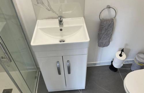 Studio - Sleeps 2 - Pet friendly - Parking - Photo 12