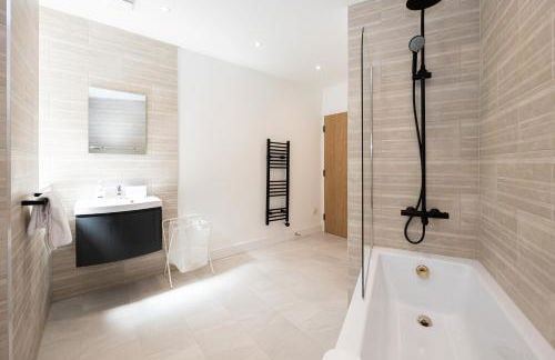 Stanway Apartments- Free Parking & Close To Tram Stop - Photo 51