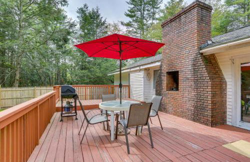 Charming Swan Lake Apartment with Deck! - Foto 23