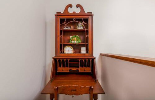 Cozy 2BR Condo w Private Patio - Vintage Charm - Foto 16