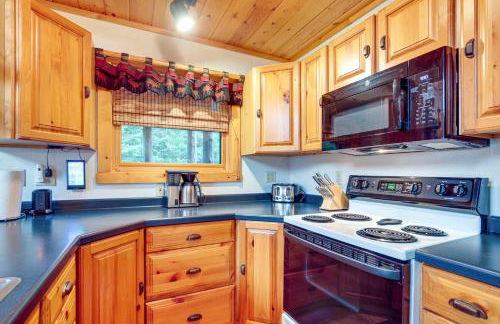 Lakefront Presque Isle Cabin with Private Dock - Foto 8