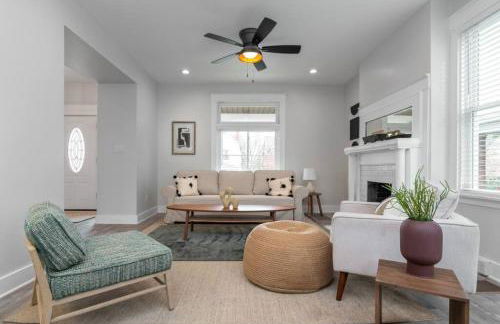 Deluxe 4-Bedroom w Huge Deck 3-Min to Downtown - Foto 10