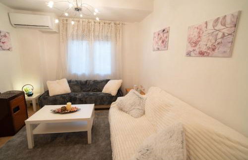 Mary's Downtown Home - a stroll away from Mount Vermio - Photo 5