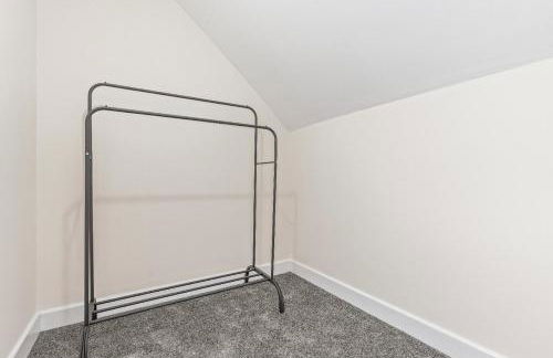 Modern 4-Bed, Parking, Pool Table, Sleeps 11 - Foto 24