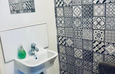 4 bed Townhouse with spectacular views 4 miles from Cardiff 10min drive or train journey to city centre - Photo 32