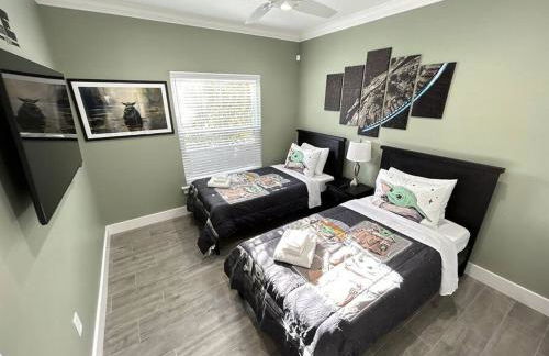 BRAND NEW! Lakefront 9BR Pool Hot Tub Outdoor Kitchen BBQ Theater 2 miles Disney - Foto 52