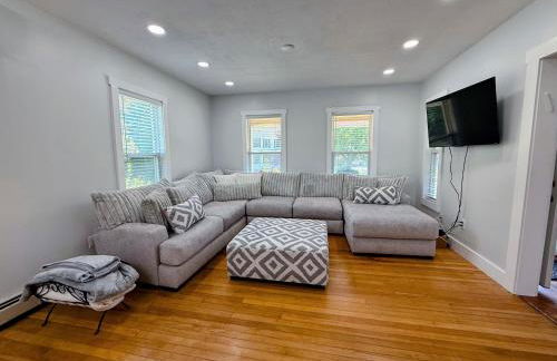 91M Renovated Bethlehem home with hot tub, firepit, large yard, walk to restaurants - Photo 7