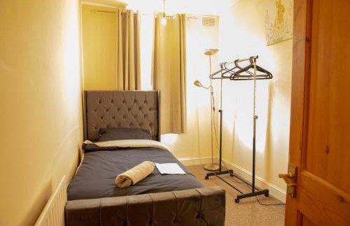 Mansfield House - Sleeps 10, Free Parking, WiFi - Weekly & Monthly Stay Deals! - Foto 8