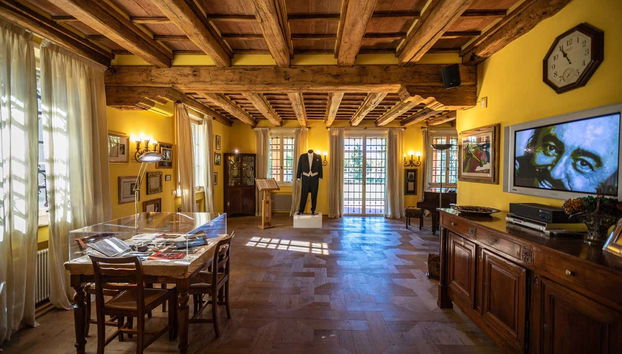 Uno dei saloni della Casa Museo Luciano Pavarotti