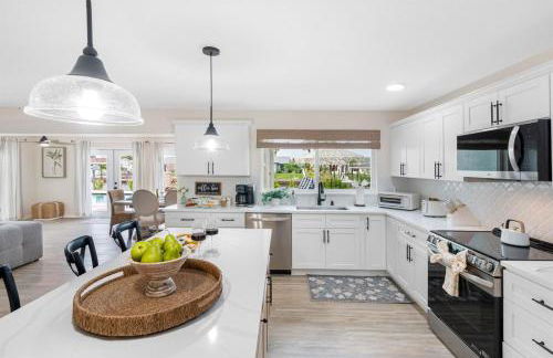 Brand New Saltwater Pool! - Waterfront Canal - Luxury Home - Foto 15