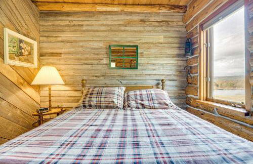 Log Cabin with Pond and Trail Access in Almond! - Foto 15