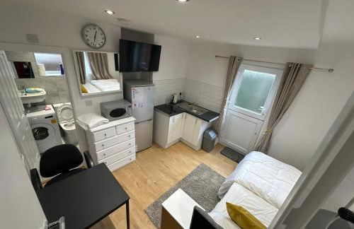 1st Studio Flat With full Private Toilet And Shower With its Own Kitchenette in Keedonwood Road Bromley A Fully Equipped Independent Studio Flat - Photo 59