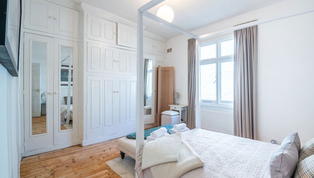 Classic Belgravia Home by Victoria Station by Underthedoormat - Photo 5, Chambre