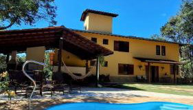 Refúgio em Macacos para até 12 hóspedes com piscina aquecida, 5 suítes e riacho - Foto 1, sunbed