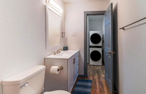 Cozy retreat minutes from stadiums - Photo 16