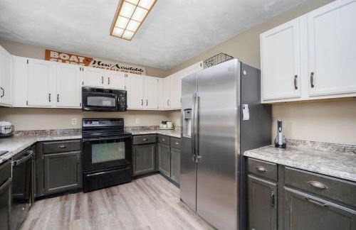 Lakeside Getaway with Hot Tub - Foto 4