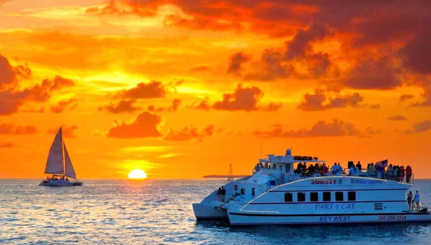 Balade en bateau au coucher du soleil avec dîner - Foto 2, Le catamaran au large de Key West au coucher du soleil