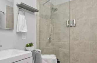 Prime OTR off Vine St, Lux Full Bed, Fast WiFi, Fully Equipped, 50in TV, Sleeps 4ppl - Foto 5