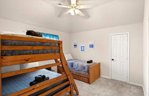 Spacious 4BR 3BA with Yard Mins to LakeLewisville - Foto 29