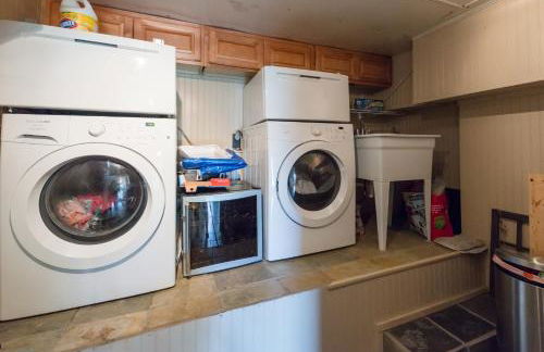 Remodeled Historic Lakefront Gem Overlooking Lake Travis and Jones Brothers Park *Great for Families and Groups* - Foto 40