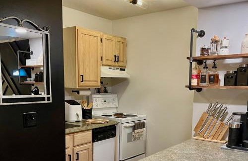 Getaway Villa- 3 mins to Mohegan- Fully Stocked with Two Full Beds & Fireplace- Jacuzzi, Saltwater Pools, Sauna - Foto 15