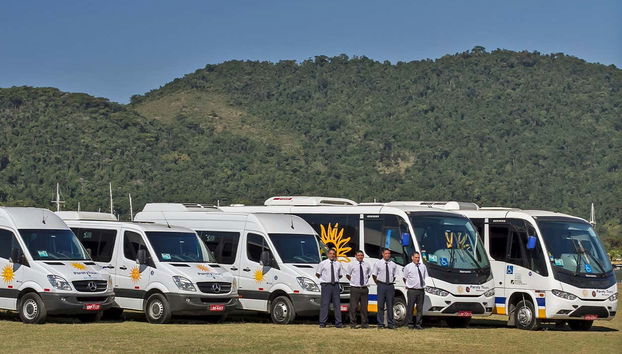 Bus et minibus prêts à partir