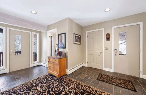 Chalet Across from Holiday Valley Walk to Lifts - Foto 7