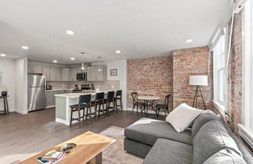 King Bed - J and K on Main Luxury Apartment 306 - Foto 7