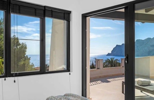 Relax in Luxury at This Stunning Seaside Villa - Photo 6